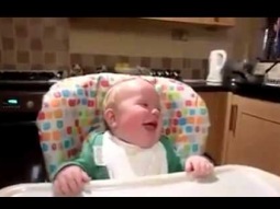 فيديو  طفل ضحكته تجنن