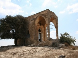 كنيسة قصر المطران في الناصرة قبل الترميمات