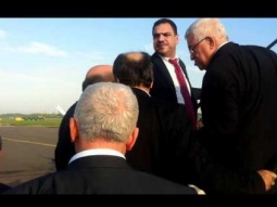 أبو مازن والطيبي وأعضاء الوفد في طريق العودة من الامم المتحدة