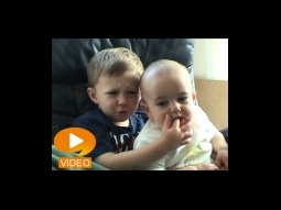 تشارلي يعض اصبع اخيه ويبدأ بالصراخ - الفيديو الأكثر مشاهدة في يوتيوب - 363 مليون مشاهدة!