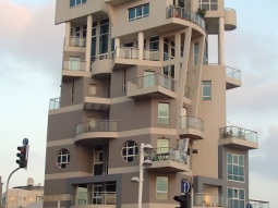 تم العثور على هذا المبنى السريالي في إسرائيل من قبل أندرو ودوبون نشرت على موقع فليكر. لا أحد يعرف أي شيء عن هذا المبنى أو المهندس المعماري؟ كنا نحب أن تشارك أكثر من عملهم