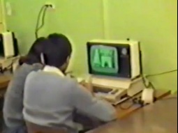 طلاب من المدرسة المعمدانية في الناصرة عام 1985 في غرفة الكمبيوتر من نوع كومودور 64
