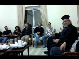 الأب عبدالله يوليو يتحدث لمجموعة من شباب السبيل من الناصرة، القدس ورام الله، يشجعهم على عدم الهجرة