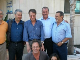 الراحل محمود درويش مع بعض الأصدقاء