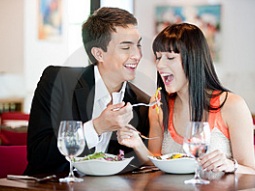 10 نصائح  للشاب عن اداب الطعام عند أول عزومة لصديقته / خطيبته  على المطعم ..... 