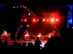 الثلاثي جبران يعزفون المقطع الموسيقي الخاص بهم "شجن" مع صوت الشاعر الراحل "محمود درويش"